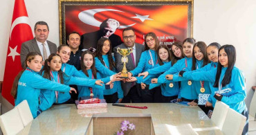 Menteşe Cumhuriyet Ortaokulu Hokey Takımı, Türkiye Yarı Finalleri'nde Muğla'yı Temsil Edecek