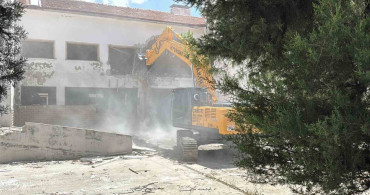Menteşe'de 72 yıldır hizmet veren eski hastane binasında yıkım çalışmaları başladı