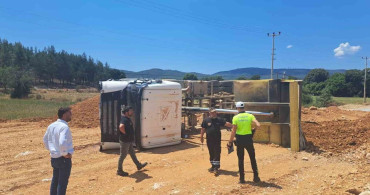 Menteşe'de kum boşaltırken devrilen kamyonun sürücüsü yaralandı