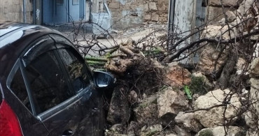 Mersin Tarsus'ta Yağış Sonrası Yıkılan Duvar Park Halindeki Araca Zarar Verdi