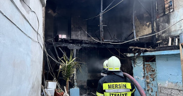 Mersin Tarsus'ta Yangın: İki Katlı Ev Kullanılamaz Hale Geldi