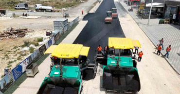 Mersin’de bozulan yollar sıcak asfaltla yenilendi