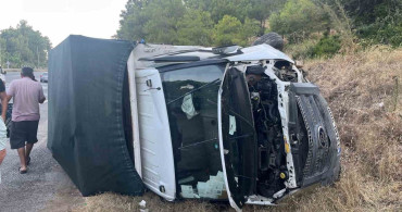 Mersin'de devrilen kamyonetteki sürücü yaralandı