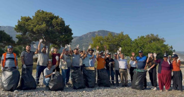 Mersin'de gençlerden sahil temizliği seferberliği