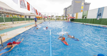 Mersin'de herkes için yüzme kursları düzenleniyor