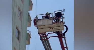 Mersin'de iskelede mahsur kalan 3 işçi, itfaiye ekipleri tarafından kurtarıldı