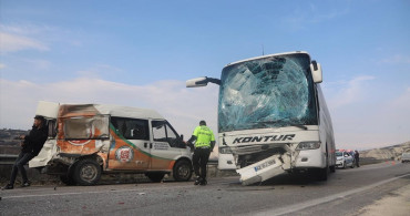 Mersin'de Minibüs ve Otobüs Çarpıştı: İki Yaralı