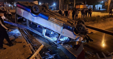 Mersin'de Minibüs ve Otomobil Çarpıştı: 11 Yaralı