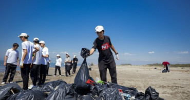 Mersin'de Öğrenciler Sahil Temizliği İçin Bir Araya Geldi