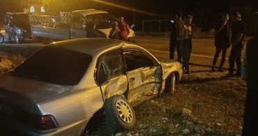 Mersin'de otomobil ve kamyonet çarpıştı: 2 yaralı