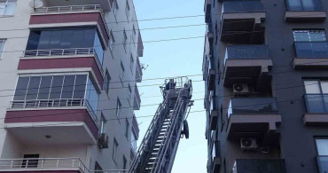 Mersin'de Perde ile Düşen Genç 3. Kat Balkona İndi