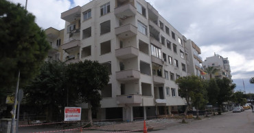 Mersin'de Riskli Binada Balkon Çökmesi
