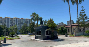 Mersin'de tatil sitesi müdürü darbedildi, saldırı güvenlik kamerasında