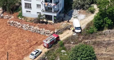 Mersin'de ticari araç, çıkmaz sokağa girdi