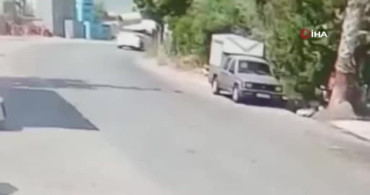 Mersin'de virajı alamayan sürücünün park halindeki araca çarpma anı kamerada