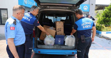 Mersin’de zincir markette son tüketim tarihi geçmiş 135 gıda ürünü ele geçirildi