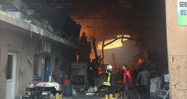 Mersin'deki Geri Dönüşüm Fabrikasında Yangın Çıktı