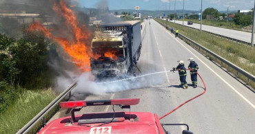 Merzifon'da Seyir Halindeki Tırda Yangın Çıktı