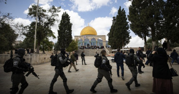 Mescid-i Aksa’ya baskın: İsrail bayrağı açıldı, tepkiler yükseldi