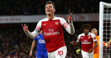Mesut Özil, Amine Gülşe ile Nişanlandı!