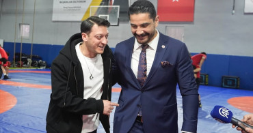 Mesut Özil Güreş Milli Takımı Kampını Ziyaret Etti