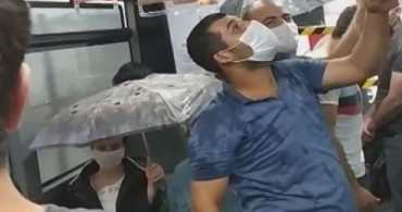 Metrobüs İçinde Şemsiyeyle Korunmak Zorunda Kaldılar