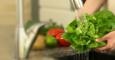 Meyve Sebzeleri Nasıl Yıkamalı? Sirkeli Suda Bekletmek Etkili Bir Yöntem mi?