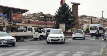 Meyve Suyu İçmek İçin Aracını Yol Ortasına Park Etti!