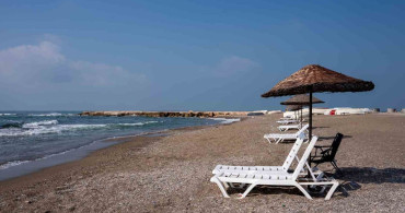 Mezitli Belediyesinden sahillerde ücretsiz şezlong hizmeti