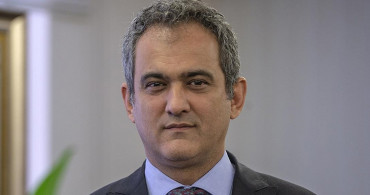 Milli Eğitim Bakanı Özer Kendisini Tebrik Etmek İsteyenlere Fidan Bağışı İsteğinde Bulundu