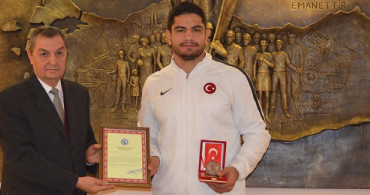 Milli Güreşçi Taha Akgül’den Örnek Hareket!