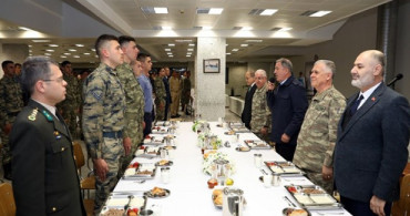  Milli Savunma Bakanı Akar, Mehmetçikle İftar Yaptı
