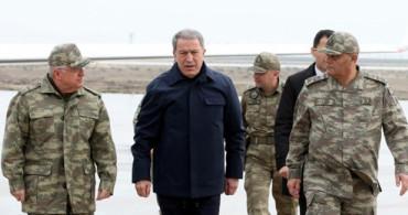 Milli Savunma Bakanı Akar Suriye Sınırında