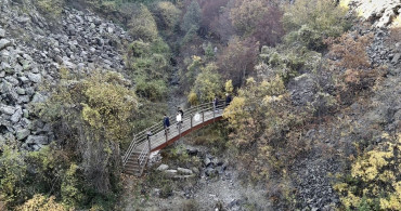 Milyon Yıllık Bazalt Kayalıkları Sonbahar Renklerine Büründü