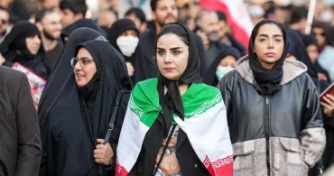 Milyonlarca İranlı kadın meydanlara akın etti: Bir karış vatan toprağını vermeyiz