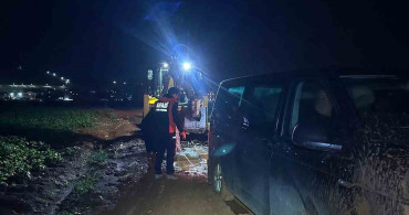 Minibüs Çamurlu Yolda Mahsur Kaldı