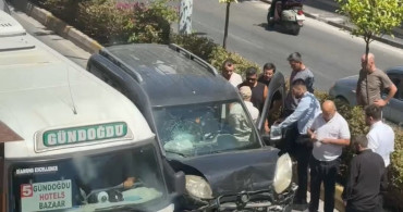 Minibüse yol veren yayaya çarpma anı güvenlik kamerasında kaydedildi
