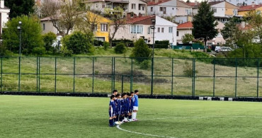 Minik Futbolculardan Protesto: 1 Dakika Topa Dokunmadılar
