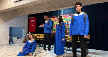 Minik Kalplere Tiyatro Dokunuşu: 'Seni Yaramaz Virüs'