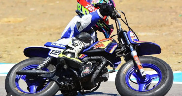 Minik motosiklet yarışçısı Atakan Boyracı, kariyerinin ilk galibiyetini elde etti