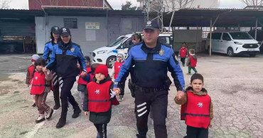 Minik Öğrenciler Emniyet Teşkilatını Ziyaret Etti