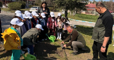 Minik Öğrenciler Fidan Dikti
