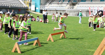 Minik Öğrenciler Spor Şenlikleri'nde Eğlendi