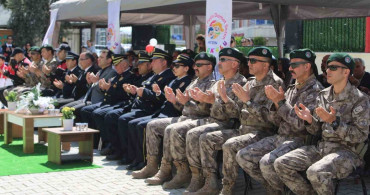 Minik Öğrencilerden Polis Abilerine Anlamlı Kutlama