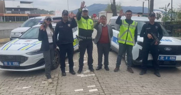 Minik Öğrencilerden Polislere Anlamlı Kutlama