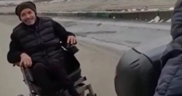 Motokuryeden Duygulandıran Hareket! Aküsü Bittiği İçin Yolda Kalan Engelli Vatandaşa Yardım Etti