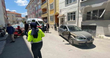 Motosiklet hareket eden otomobile çarptı: Anne ile kızının yaralandığı kaza kameraya yansıdı