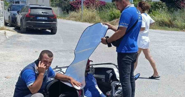 Motosiklet kazasında mesai arkadaşları yaralıyı güneşten korumaya çalıştı