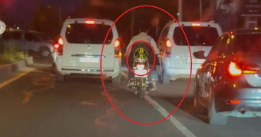 Motosiklet Sürücüsü Kaskı Başına Takmak Yerine Arkasına Bağladı