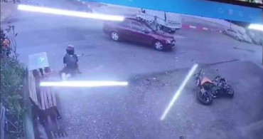 Motosiklet sürücüsünün ölümden döndüğü kaza güvenlik kamerasında